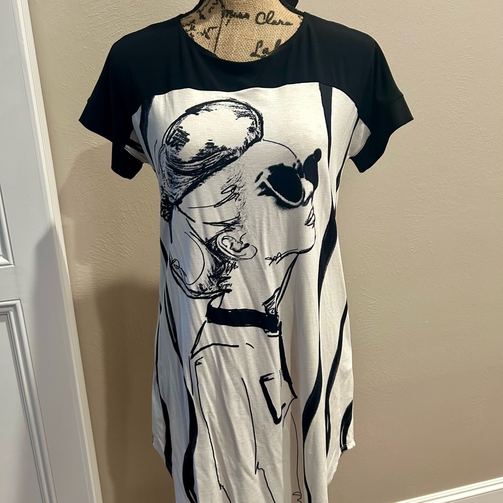 Stylish Black and White Graphic tunic/dress
Joseph Ribkoff nwt size 4